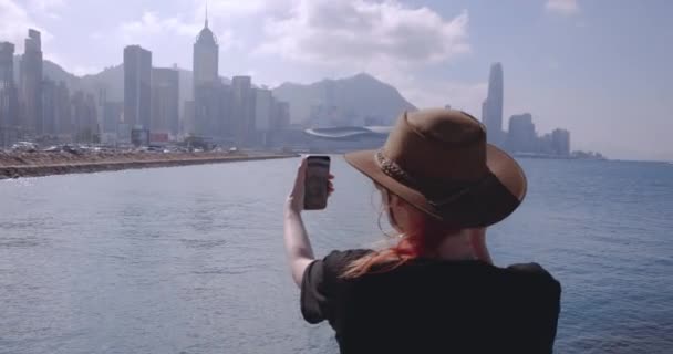 Dziewczyna Kapeluszu Komunikuje Się Przez Łącze Wideo Panoramie Miasta Hong — Wideo stockowe