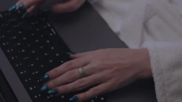 Uzaktan Kumandalı Bornozlu Kız Yatağında Dizüstü Bilgisayarla Çalışıyor — Stok video