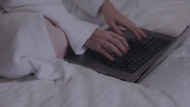 Menina Roupão Funciona Remotamente Com Laptop Cama — Vídeo de Stock