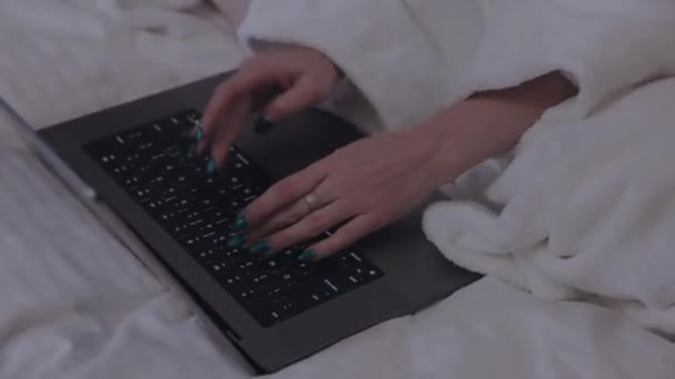 Flicka Badrock Fungerar Fjärrstyrt Med Laptop Sängen — Stockvideo