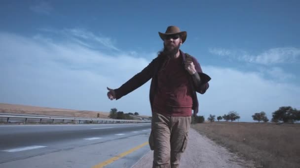 Traveler Hat Tries Hitchhike Sunny Weather — Stock video