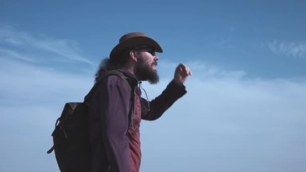 Путешественник Теплоходе Отправляется Поход Солнечную Погоду — стоковое видео