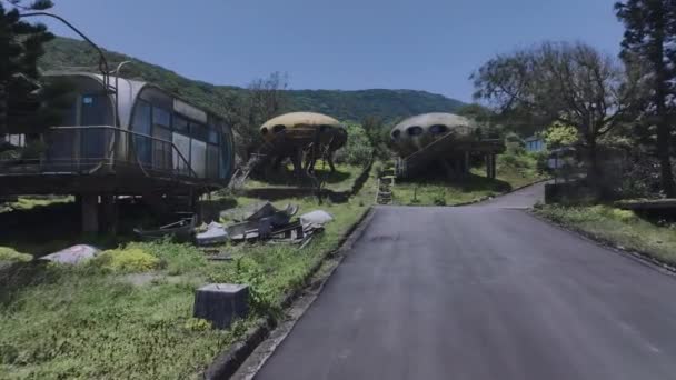 台湾被遗弃的不明飞行物式度假屋 空中景观 — 图库视频影像