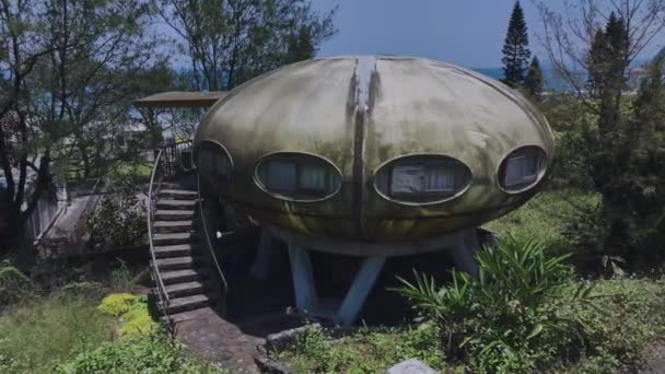 台湾の放棄されたUfoスタイルのリゾートハウス 空中ビュー — ストック動画