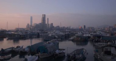 Balıkçı tekneleri ve Hong Kong İş Merkezi Panoraması