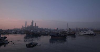 Balıkçı tekneleri ve Hong Kong İş Merkezi Panoraması