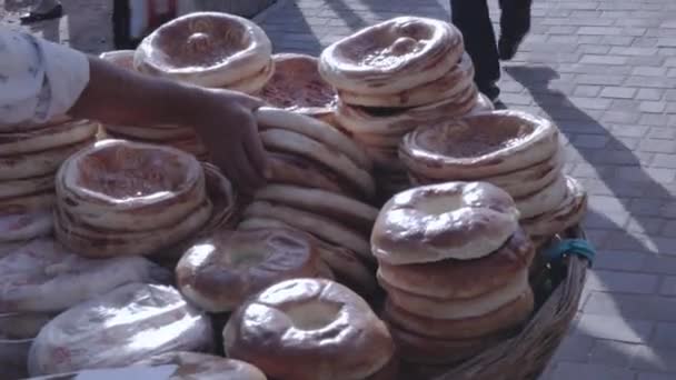 Традиционный Центральноазиатский Хлеб Рынке — стоковое видео