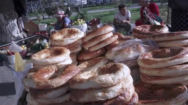 Tradycyjny Środkowoazjatycki Chleb Rynku — Wideo stockowe