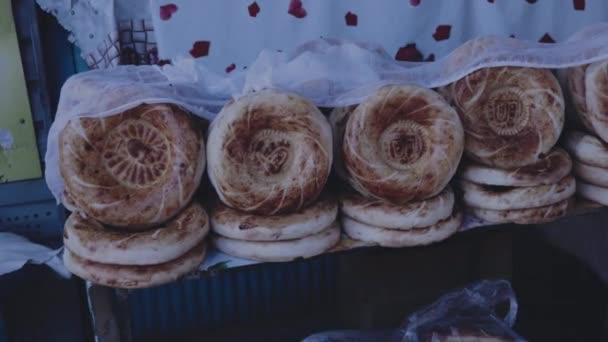 市場での伝統的な中央アジアのパン — ストック動画