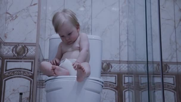 Bébé Est Assis Sur Les Toilettes Avec Papier Toilette — Video