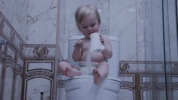 Baby Zit Het Toilet Met Toiletpapier — Stockvideo