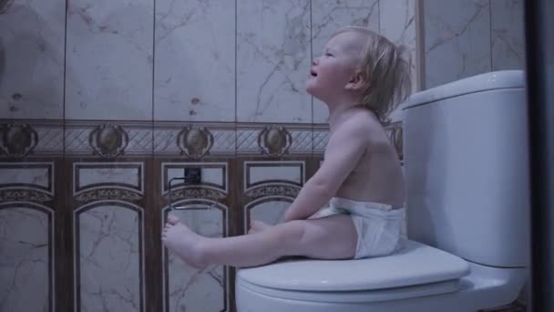 Dziecko Siedzi Toalecie Papierem Toaletowym — Wideo stockowe