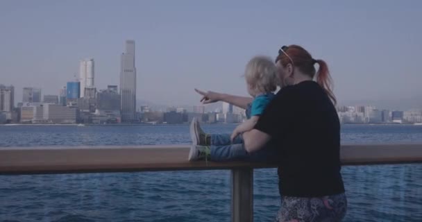 Mama Pokazuje Dziecku Panoramę Miasta Nabrzeżu Hong Kong — Wideo stockowe