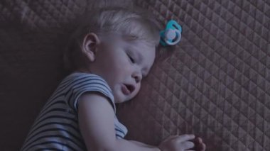 Üzgün ve düşünceli bir çocuğun duyguları, yakın plan.