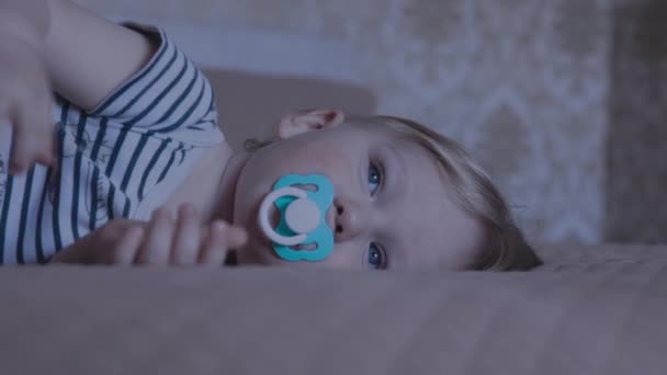 Emoções Uma Criança Triste Pensativa Close — Vídeo de Stock