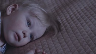 Üzgün ve düşünceli bir çocuğun duyguları, yakın plan.