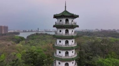 Kaohsiung, Tayvan 'daki Zhongxing Kulesi' nin üzerinde uçmak.