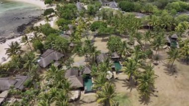 Mauritius 'un egzotik sahillerinde yüzme havuzları olan villalar.