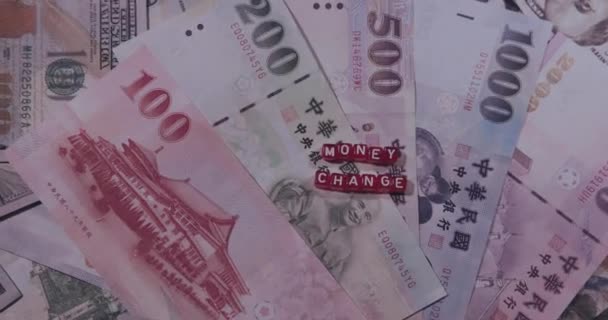 Yeni Tayvan Doları Amerikan Doları Yazıt Para Bozukluğu Küpler Üzerinde — Stok video