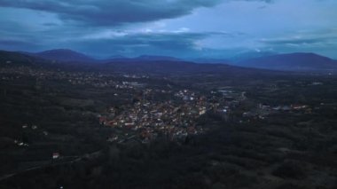 Günbatımında Sırp Otantik Köyü, Hava Görünümü