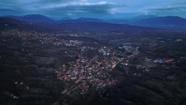 Serbisches Authentisches Dorf Bei Sonnenuntergang Luftaufnahme — Stockvideo