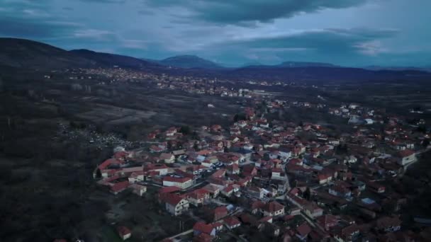 Serbisches Authentisches Dorf Bei Sonnenuntergang Luftaufnahme — Stockvideo