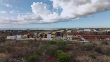 Mauritius 'ta açık bir depoda kargo konteynırları, hava manzarası.