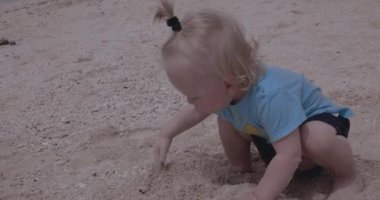 Bebek kumsalda kumla oynuyor, Filipinler