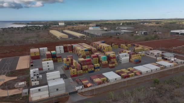 開放的な倉庫 モーリシャス 空中ビューの貨物コンテナ — ストック動画