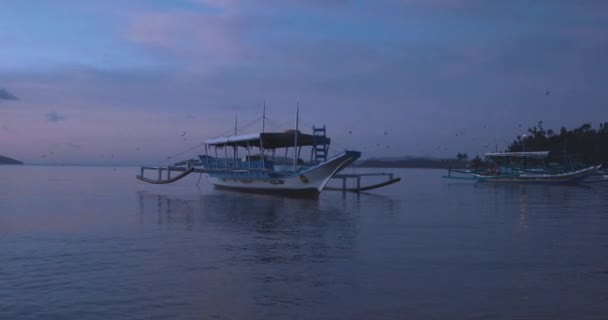 Hagyományos Filippínó Csónak Vízben Naplementekor Palawan Szigetén — Stock videók