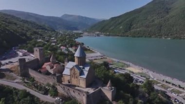 Gürcistan 'daki Ananuri Kalesi üzerinde Uçuş, Hava Görüntüsü