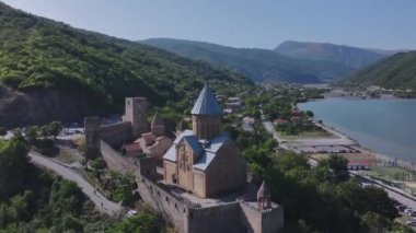 Gürcistan 'daki Ananuri Kalesi üzerinde Uçuş, Hava Görüntüsü