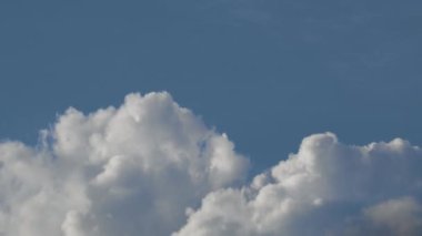 Mavi Gökteki Bulutların Zaman Çizelgesi, Yakın plan