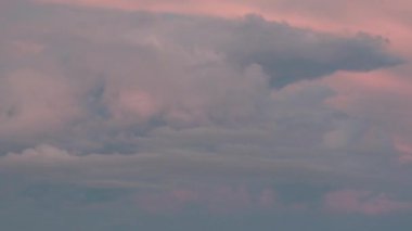 Mavi Gökteki Bulutların Zaman Çizelgesi, Yakın plan