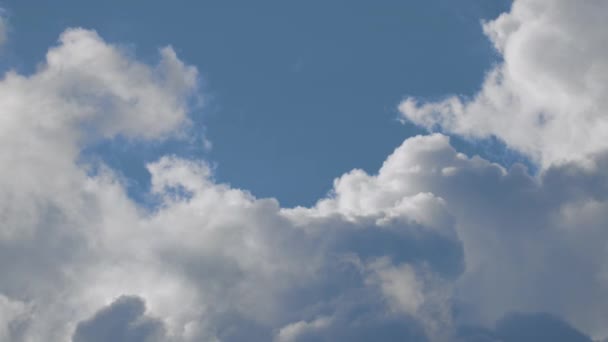 青い空の雲のタイムラプス クローズアップ — ストック動画