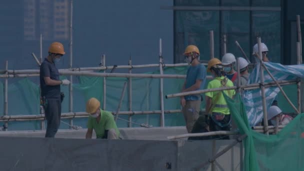 Építők Háztetőn Egy Magasan Emelkedő Épület Építés Alatt Hong Kong — Stock videók
