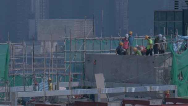Οικοδόμοι Στην Οροφή Ενός Κτιρίου Υπό Κατασκευή Στο Χονγκ Κονγκ — Αρχείο Βίντεο