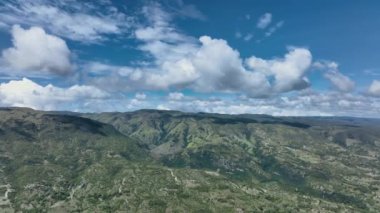 Cebu Adası, Filipinler 'in Gökyüzünde Yeşil Tepeler ve Bulutlar