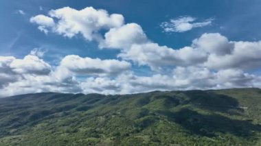 Cebu Adası, Filipinler 'in Gökyüzünde Yeşil Tepeler ve Bulutlar