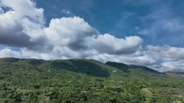Cebu Adası, Filipinler 'in Gökyüzünde Yeşil Tepeler ve Bulutlar