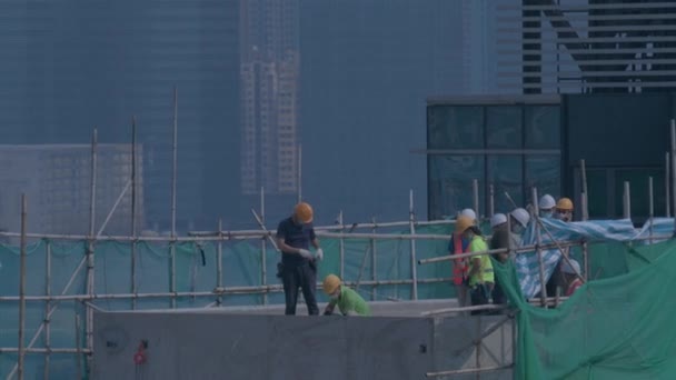 Építők Háztetőn Egy Magasan Emelkedő Épület Építés Alatt Hong Kong — Stock videók