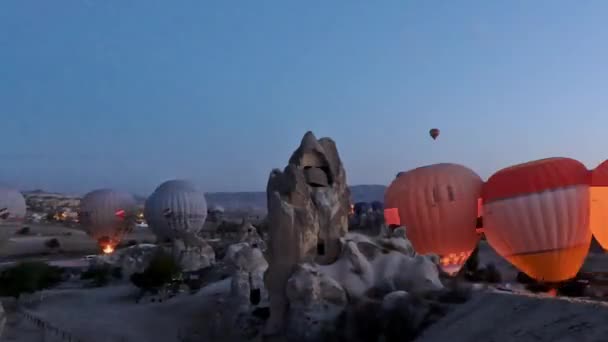 トルコのカッパドキアでの夜明けの風船のタイムラプス — ストック動画