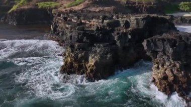 Mauritius adasında dalgaları olan Rocky Coast, hava manzaralı.