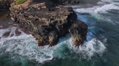 Mauritius adasında dalgaları olan Rocky Coast, hava manzaralı.