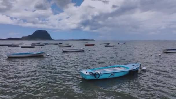 Boote Vor Dem Hintergrund Des Mount Morne Brabant Mauritius Luftaufnahme — Stockvideo