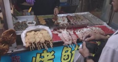 Kenting, Tayvan 'da Gece Marketinde Deniz Ürünleri Pişirme