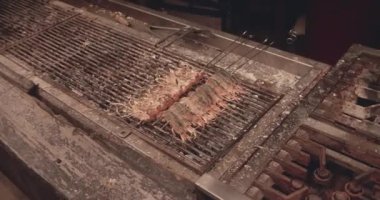 Kenting, Tayvan 'da Gece Marketinde Deniz Ürünleri Pişirme