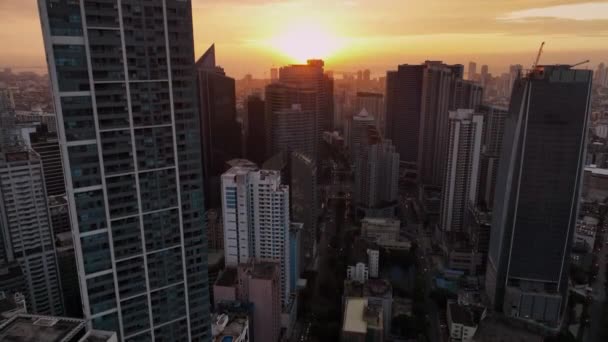 フィリピン サンセットのマニラの高層ビルを空を飛ぶ Airial View — ストック動画