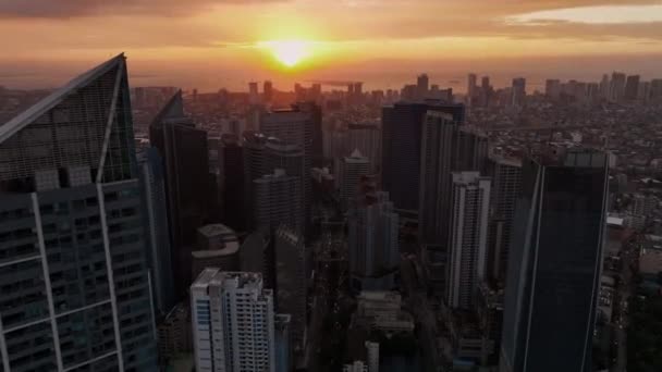 Manila Felhőkarcolói Felett Repülve Naplementekor Fülöp Szigeteken Légi Kilátással — Stock videók