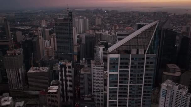 Manila Felhőkarcolói Felett Repülve Naplementekor Fülöp Szigeteken Légi Kilátással — Stock videók